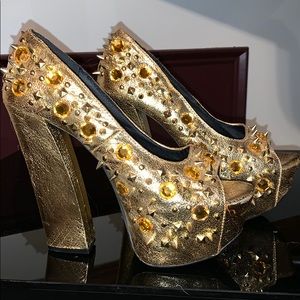 GOLDDDDD super high super chunky spike pumps
